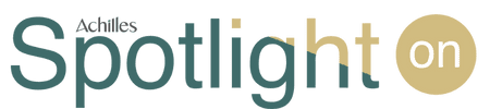 Foco de Aquiles en el logotipo en verde y texto en color camel
